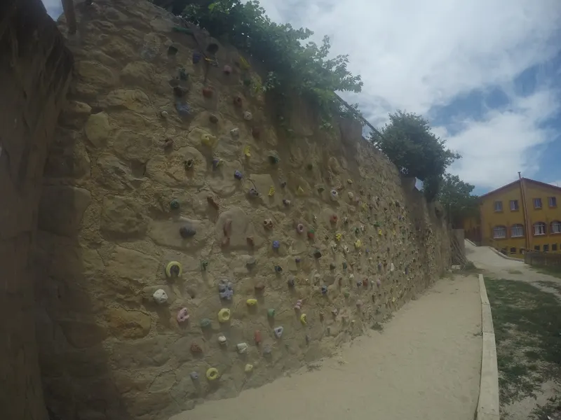 Rocòdrom al mur de pedra exterior