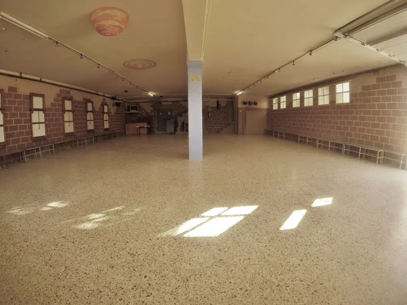 Sala gran polivalent, buida i lluminosa